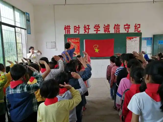 他们在少先队辅导员董老师的带领下庄严宣誓:我是中国少年先锋队队员