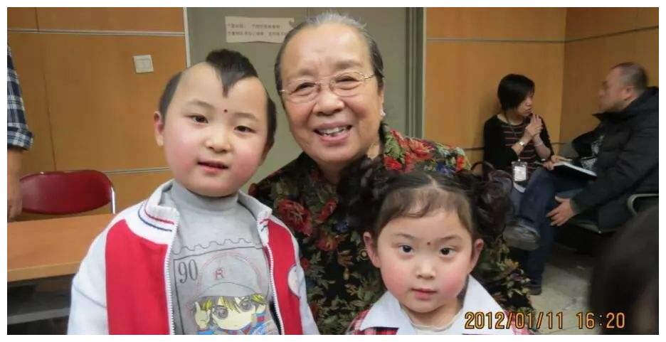 "年画娃娃"邓鸣贺8岁离世,生前做父母摇钱树,被网友称童子命