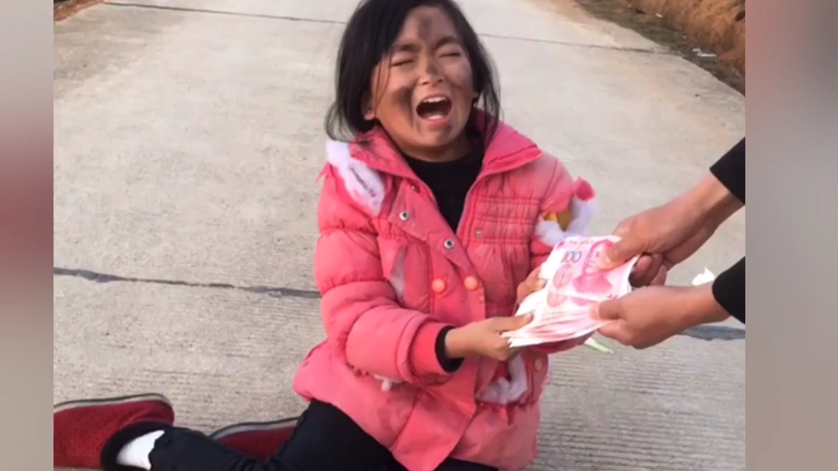 感人一幕,小女孩乞讨为妈妈治病,感动数亿人-vlog视频-搜狐视频