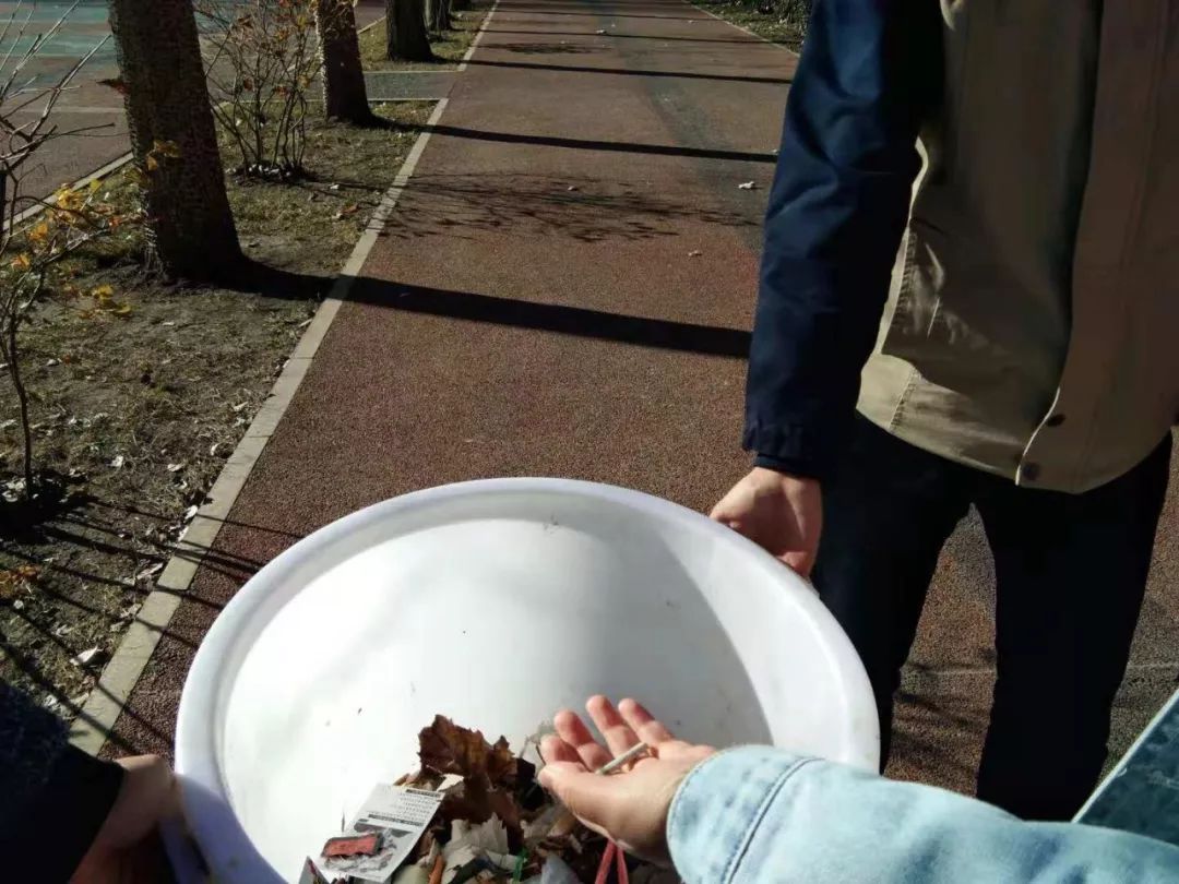 黑龙江工商学院外语系我系开展弯腰捡垃圾校园更美丽系列志愿活动