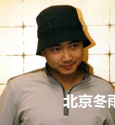 41岁徐峥昔日青涩照曝光 蓄短发帅气十足(图)