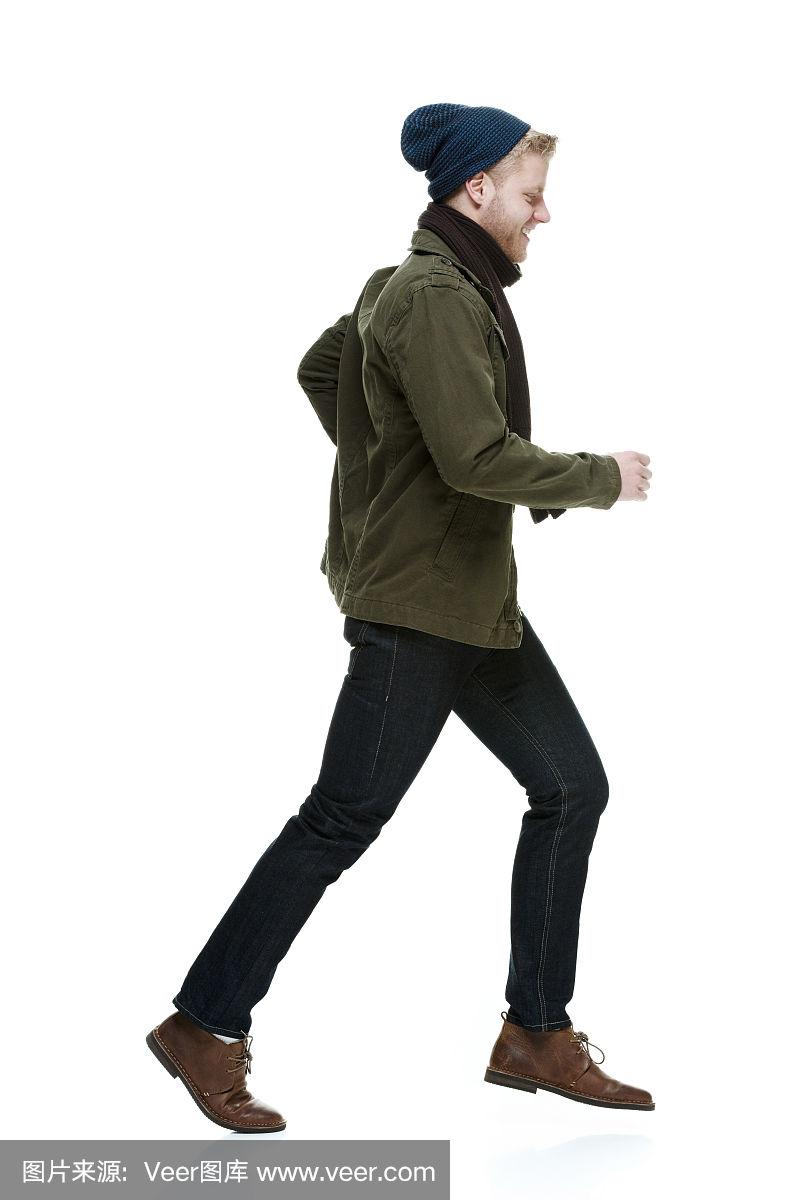 侧面的快乐年轻人跑