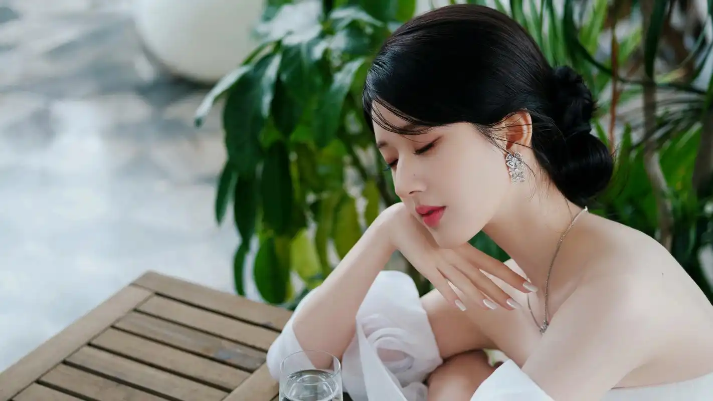 赵露思 唯美 侧脸 闭眼美女 高清壁纸