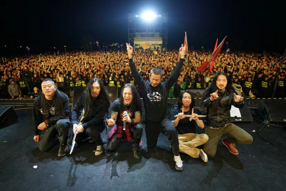 面孔乐队献唱跨年音乐节 为主唱陈辉庆生