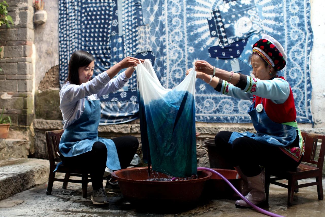 半月谈 | 扎染:蓝天白云在布面上起舞