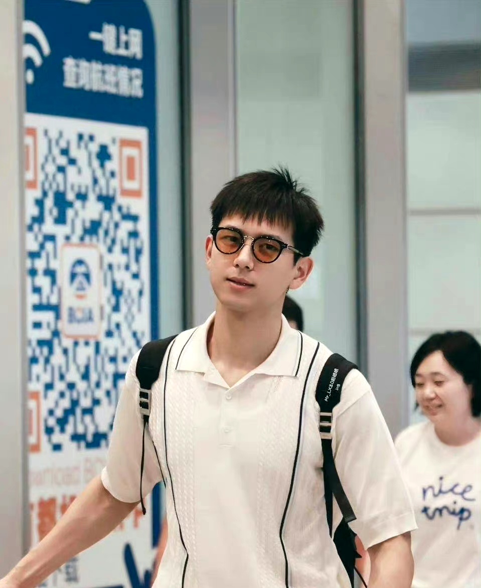 李现机场素颜,颜值怎么样?