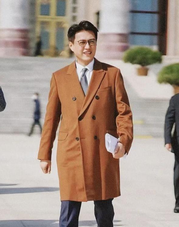 演员靳东素颜参加两会,发胖臃肿满脸褶子!网友:男神贺涵也老了