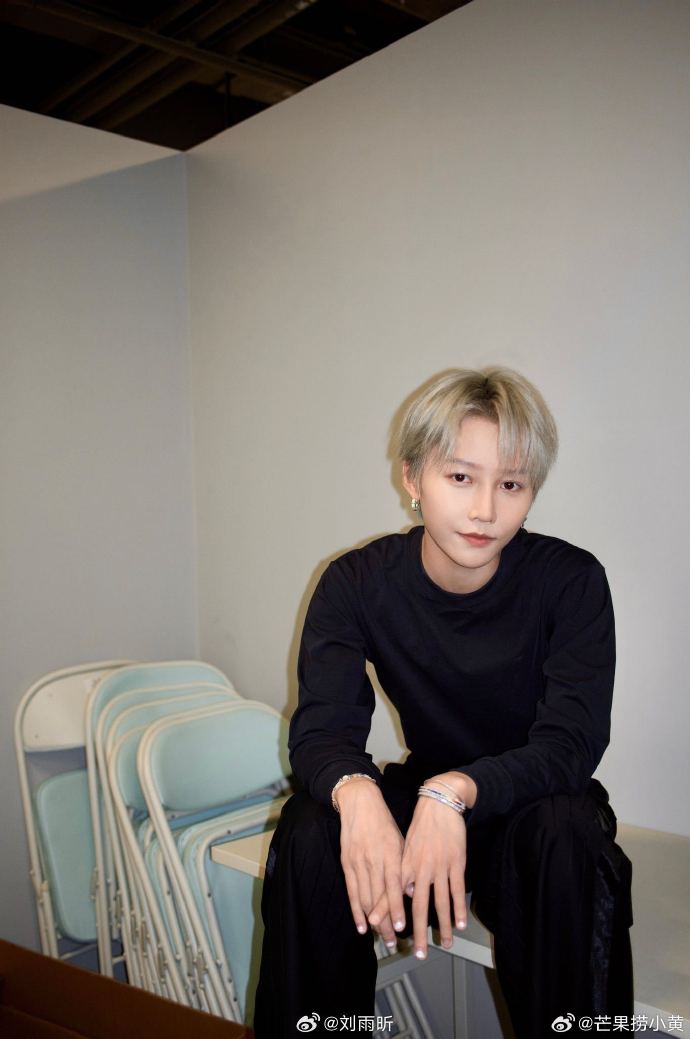 刘雨昕发了新鲜照片