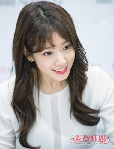 发际线稍微有点高的女生今年可以尝试这款韩式空气刘海发型,轻薄空气