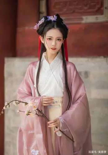 古典古装美女花容月貌闭月羞花,像是从画里走出来的古风仙女