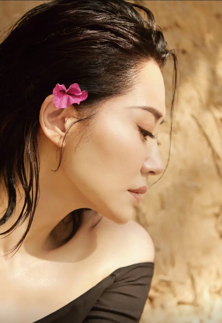 原创51岁的许晴被网友偶遇照片曝光身材玲珑有致网友激动地手抖