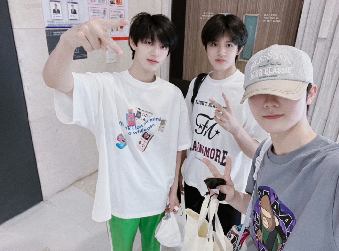 朱志鑫苏新皓张极合照