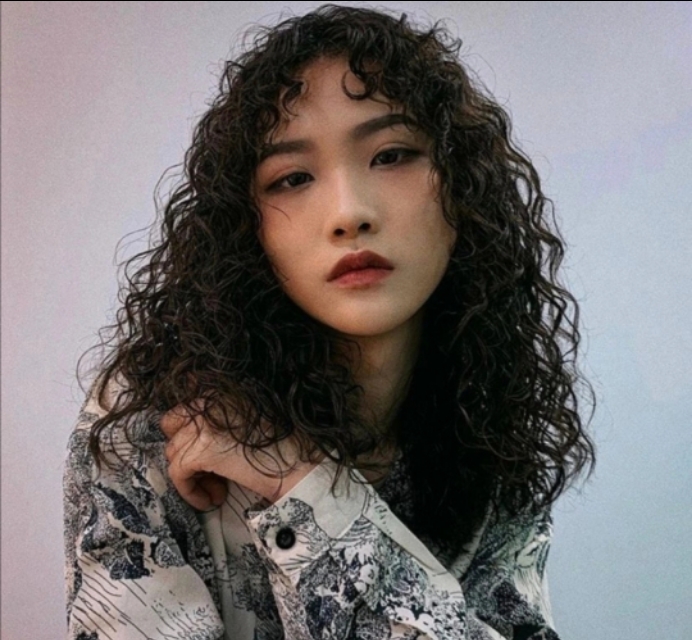 复古卷搭配着可爱俏皮的龙须刘海也超级好看,烫过的头发其实染个色更