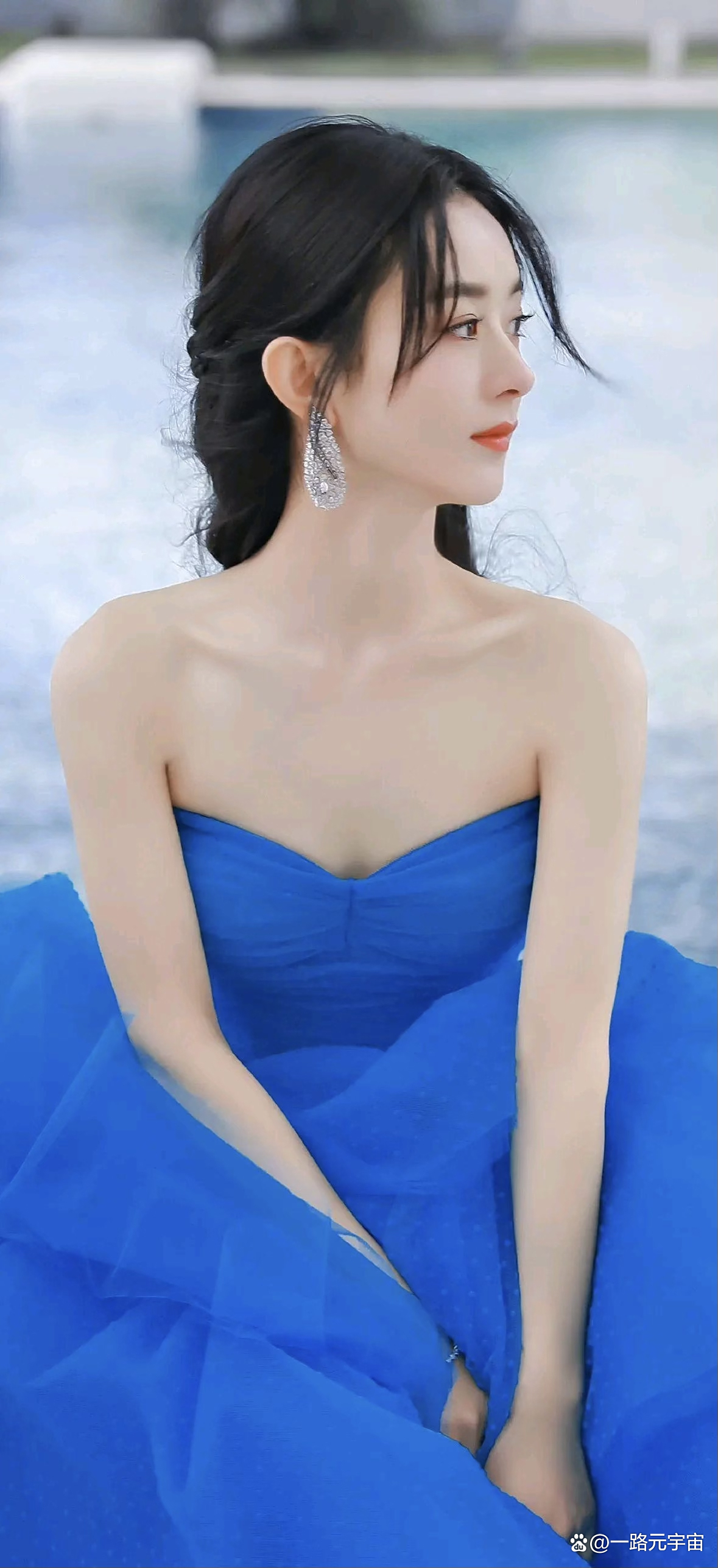 赵丽颖蓝色礼服美出新高度