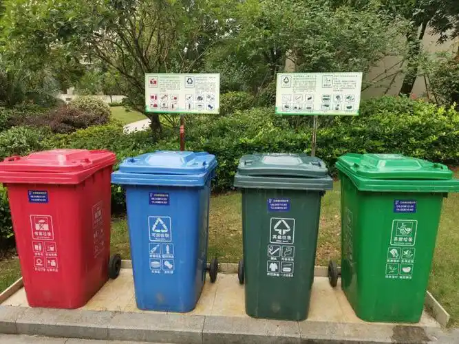 再往里走,醒目的四色垃圾桶排放得很整齐.