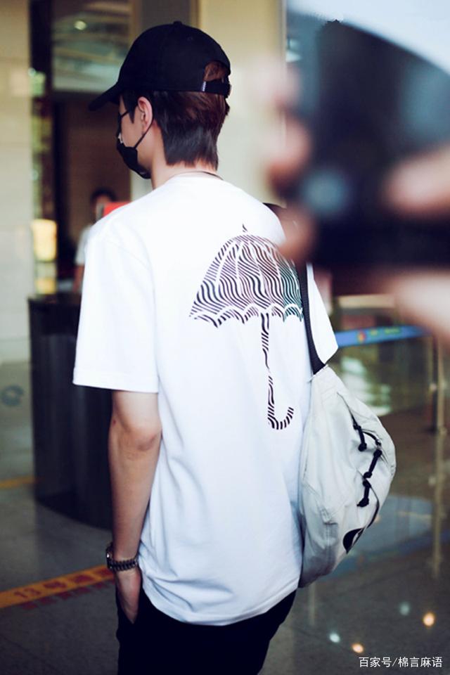 王一博,经典黑白配,打造的王子腔调和偶像气质