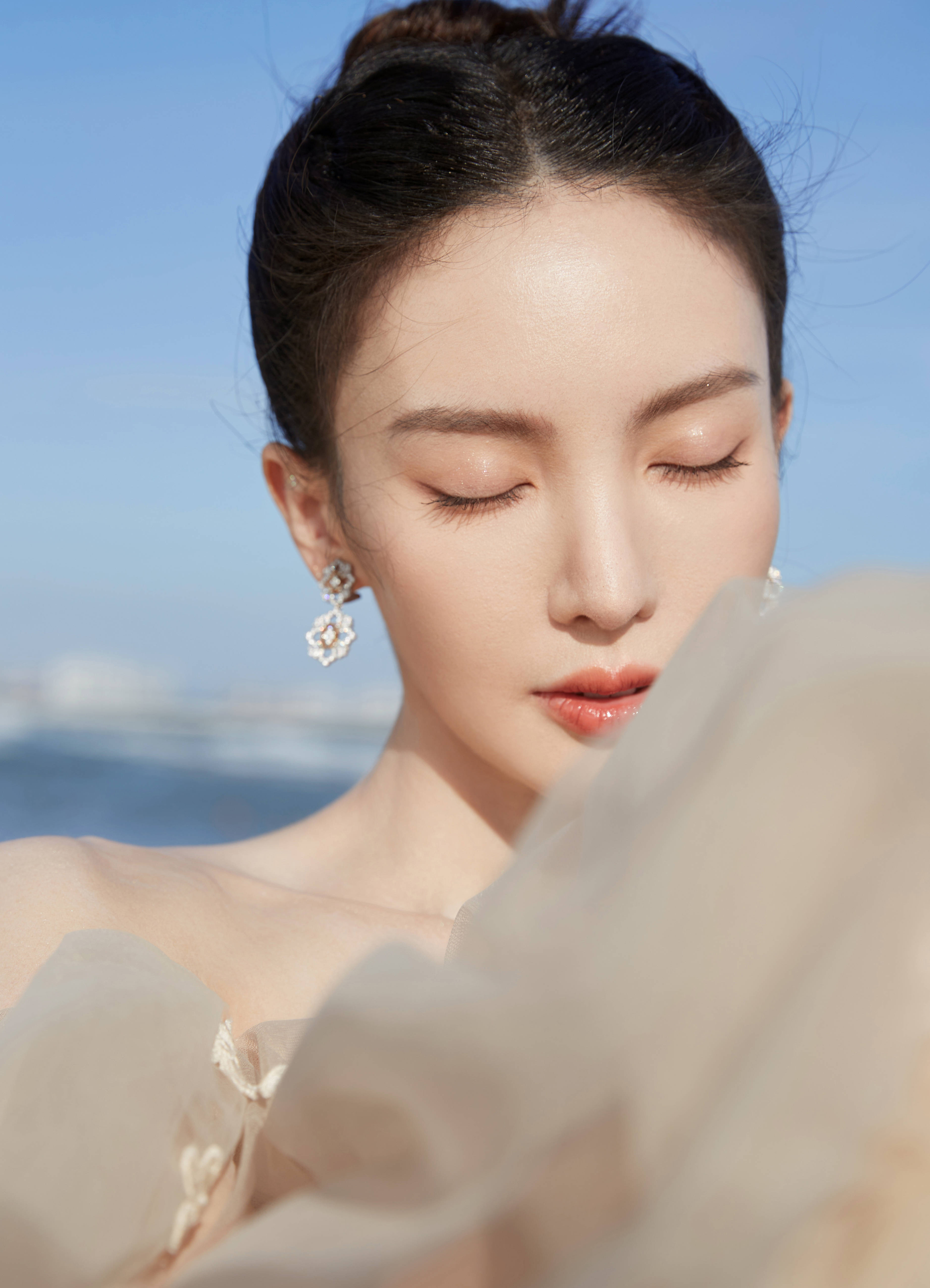 金晨穿抹胸纱裙秀修长肩颈线 皮肤白皙美到发光