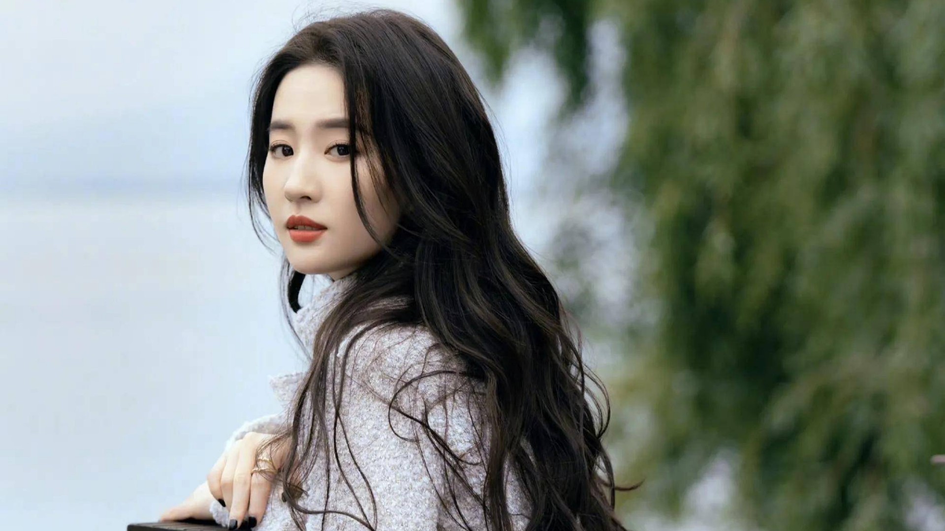 刘亦菲香港游"咬手指"一幕被捕捉!刘亦菲:我不要面子的吗?