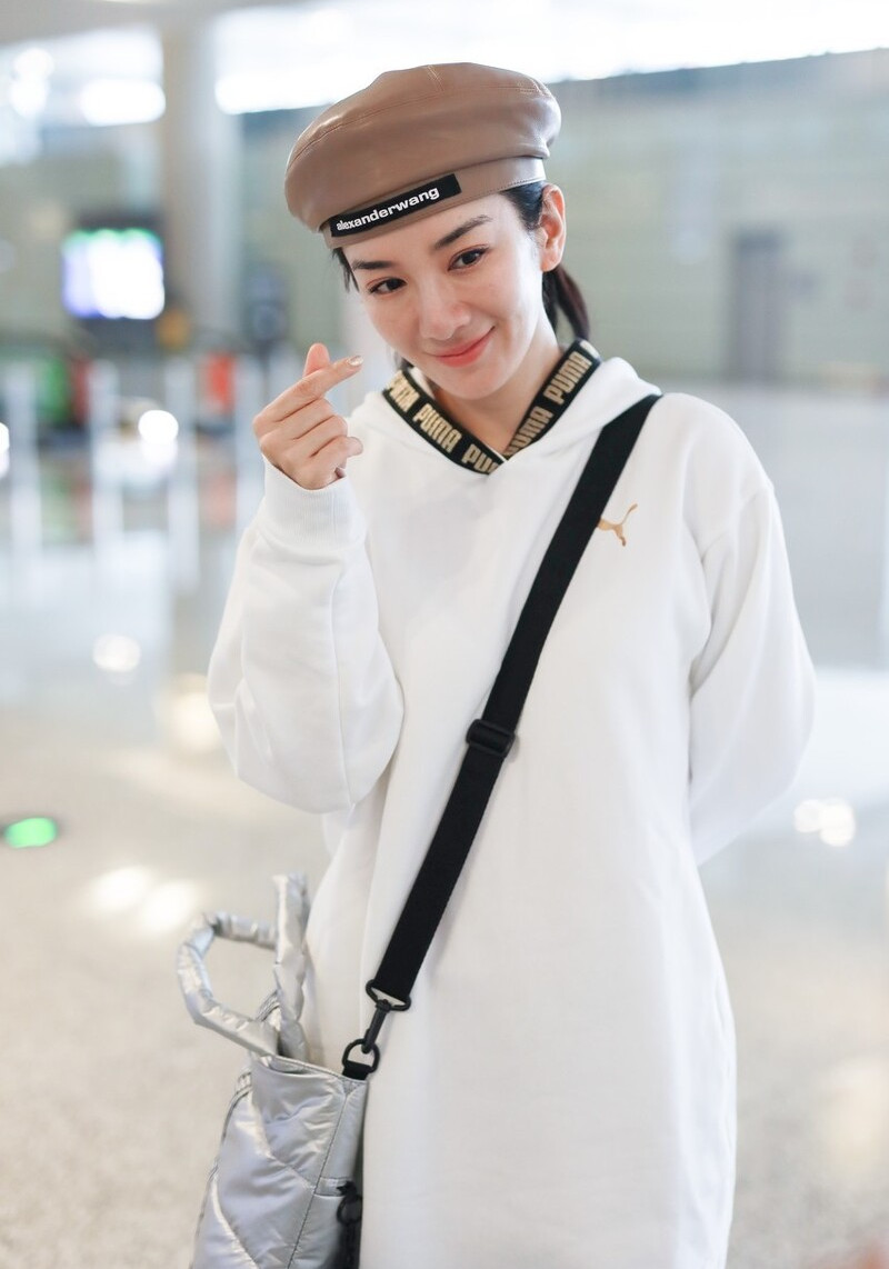 43岁黄奕素颜照不显皱纹翻红不是没有原因为女婴发声很飒气