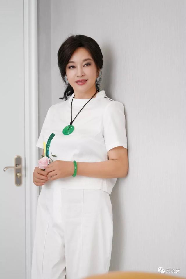 刘晓庆戴新入手千万满绿手镯引发网友热议吃土也买不起