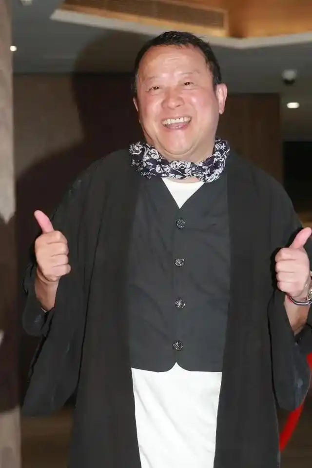 因为曾志伟身高较矮,而且当时还没有中年发福,所以他经常当女演员的