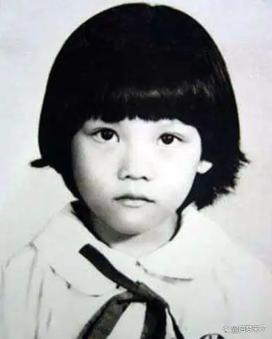 54,这个有点难度,不说是谁,大家应该猜不出来的,这个是赵薇小时候的