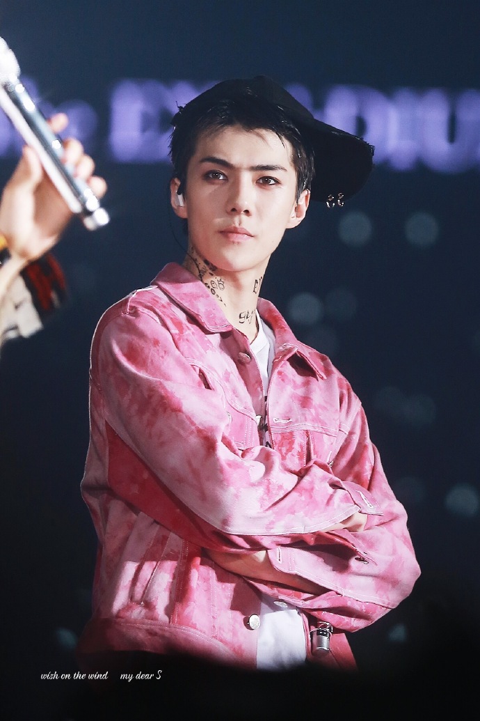 很少见的歪戴帽子粉衣黑发连纹身贴都这么塞克西痞帅痞帅呢#吴世勋