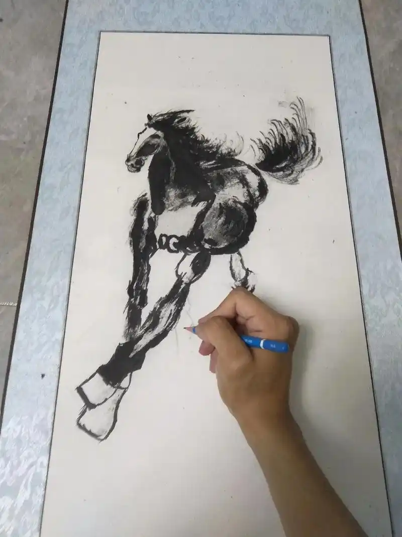 第一次尝试画国画由于本人之前没尝试过国画创作所以先用铅笔勾线最后