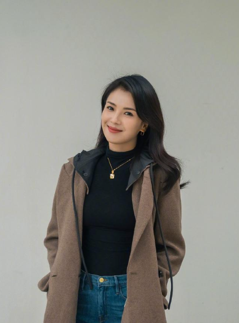 刘涛,时尚焦点!凭借优雅与成熟气质,敏锐的潮流触觉大胆尝试新风格.