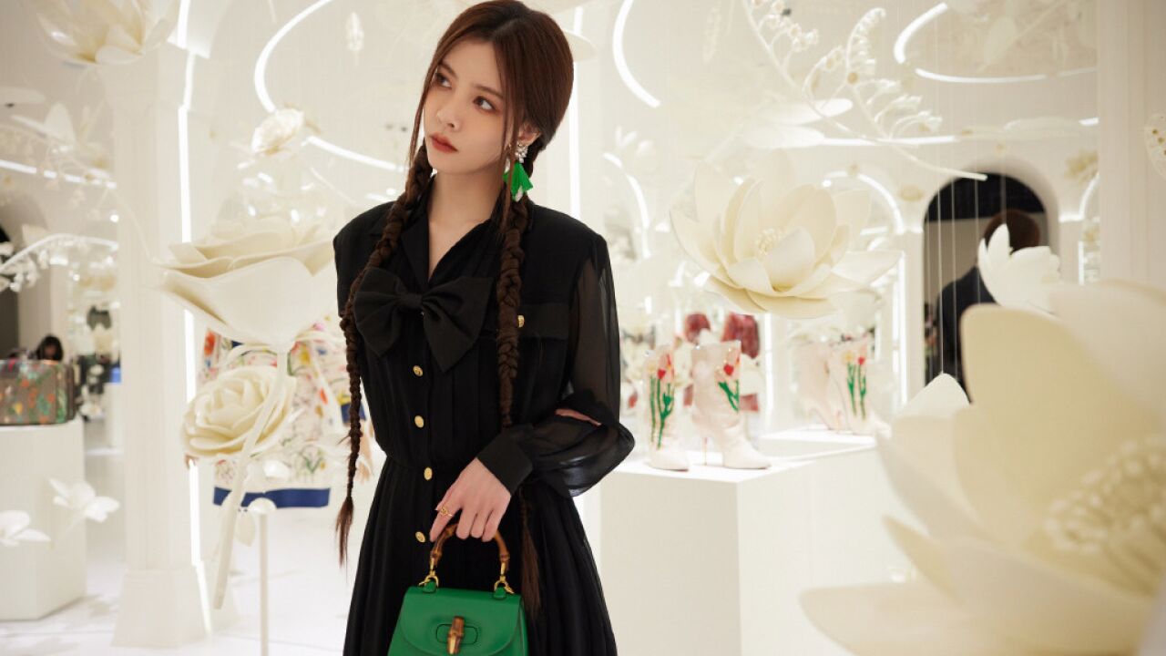 53:宋妍霏bamboo包 俏皮双马尾 逛《寰宇古驰》典藏展