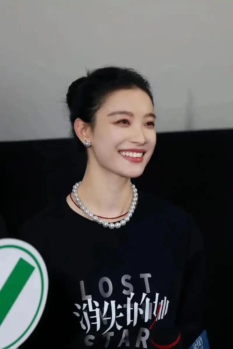 90   太会穿搭了!倪妮出席电影首映礼,黑色t恤配珍珠高贵 - 抖音