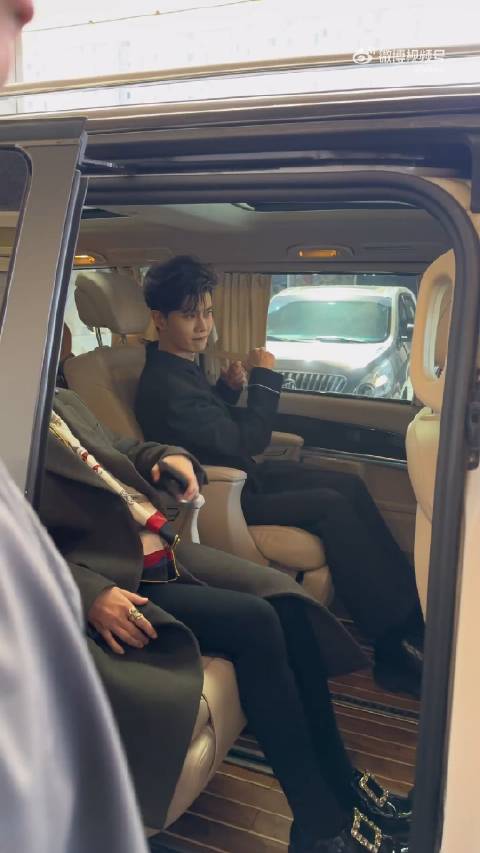 任嘉伦《烈焰》扫楼生图96,好瘦呀,状态打几分?