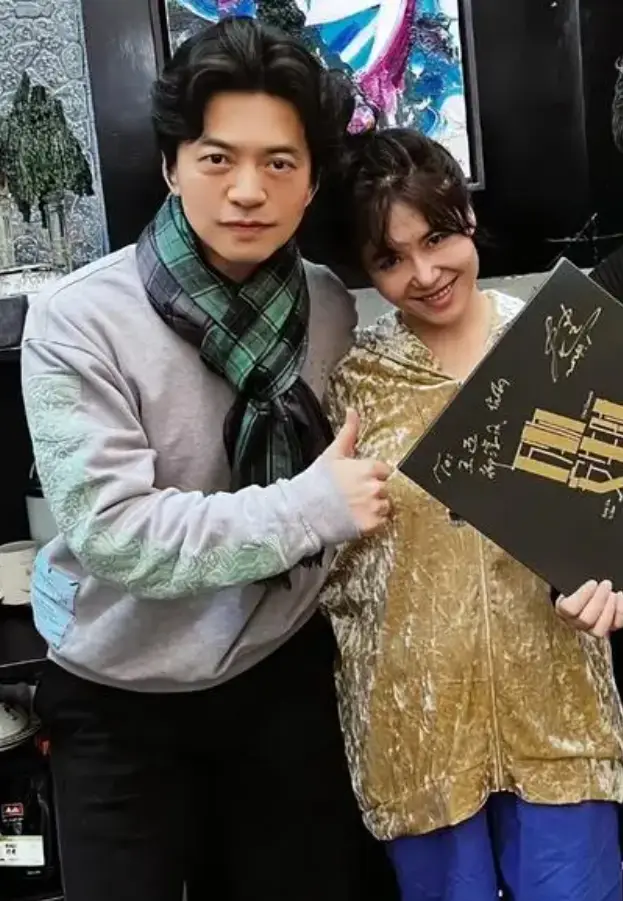 50岁李健带娇妻国外约会结婚25年膝下无子夫妻青梅竹马感情好