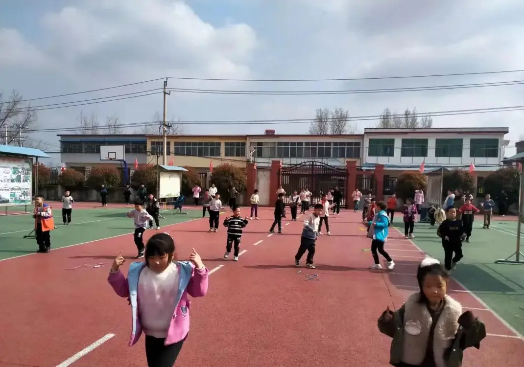 邓州市张村镇杨楼小学阳光洒满操场活力绽放校园