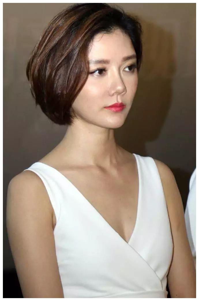 车晓罕见亮相,黄色连体装搭干练短发,37岁仍明艳动人