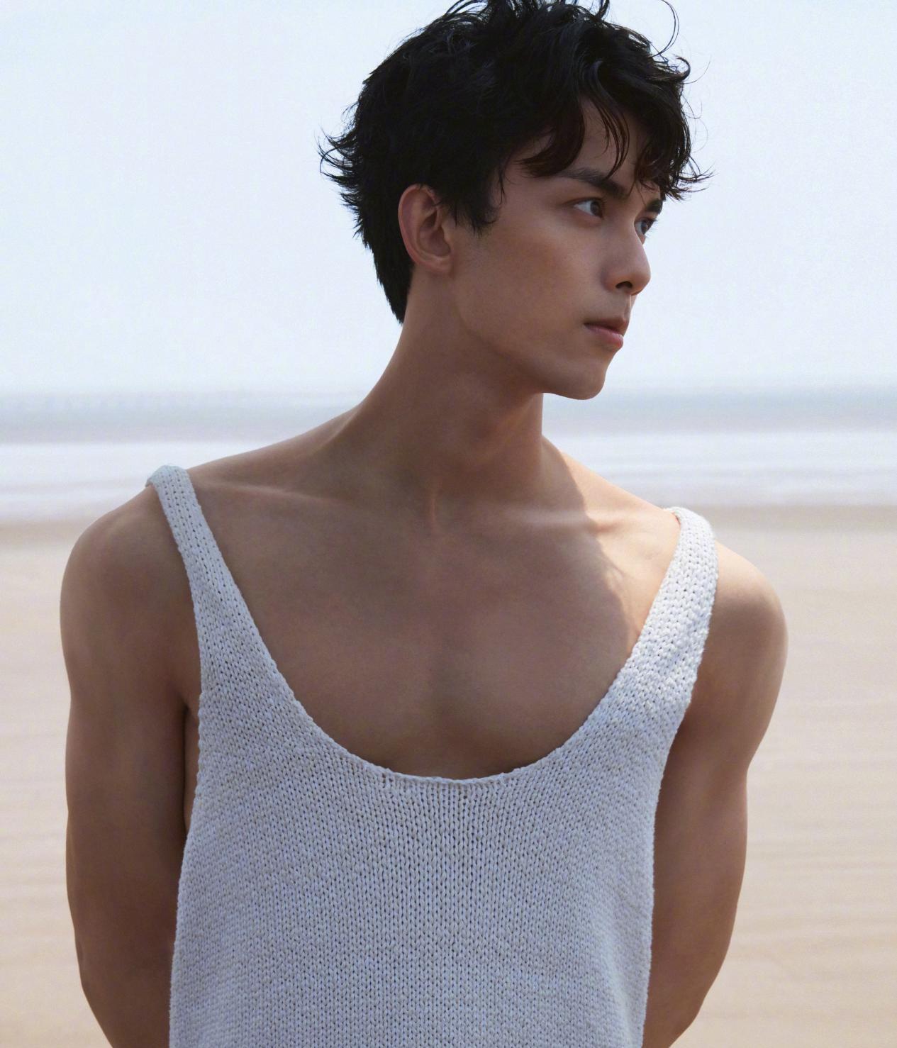 吴磊最新封面大片,针织背心大秀肌肉线条,网友尖叫:弟弟长大了_黑色