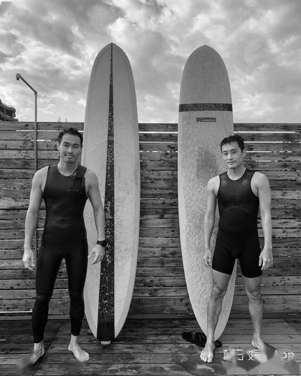 不是和朋友玩滑板,练得双臂都是肌肉疙瘩↓微博里的日常,更直接的评价