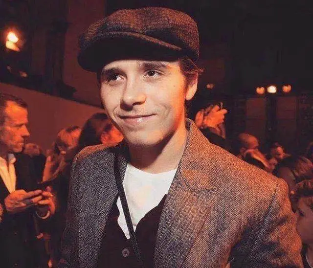 原创贝克汉姆长子布鲁克林连晒绅士造型帅照翻版贝克汉姆