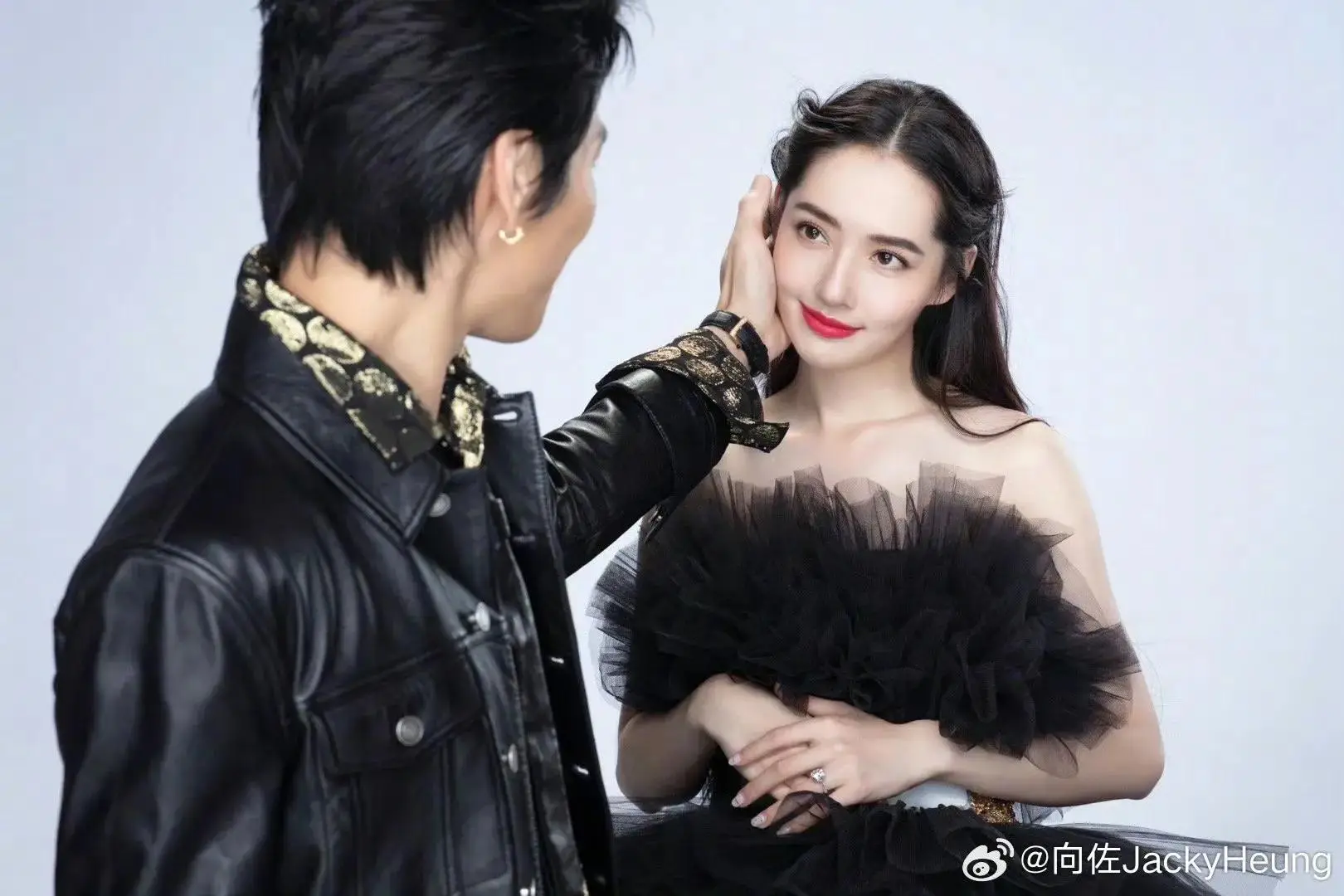 郭碧婷眼神无光,素颜变少妇,向佐带她狂热秀恩爱,网友:别装了_桌子