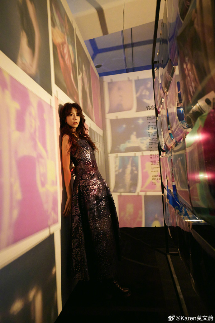 "全身莫文蔚"照片出现在《莫后光年》展厅那天正好是它发行的第27周年