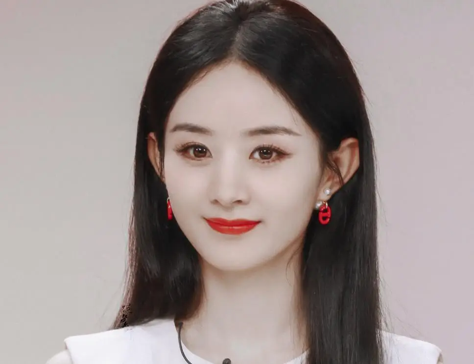 赵丽颖出镜尽显憔悴,眼角纹清晰,被指似戴假发,精修生图反差大