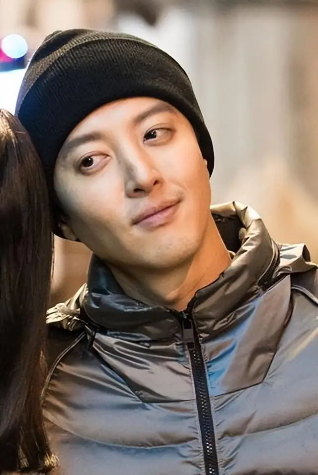 离婚3年后,李东健一人独居首次携女儿出镜,6岁女儿漂亮眼大肤白_生活