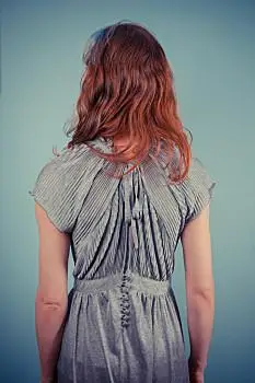 镜子的美丽新娘婚礼上新娘的红高跟鞋婚礼上新娘的红高跟鞋女人味女人