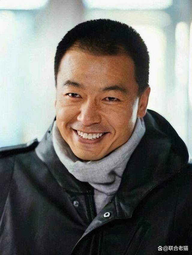 50岁演员王挺:从警察转行当演员,为父还债千万,珍惜第二段婚姻