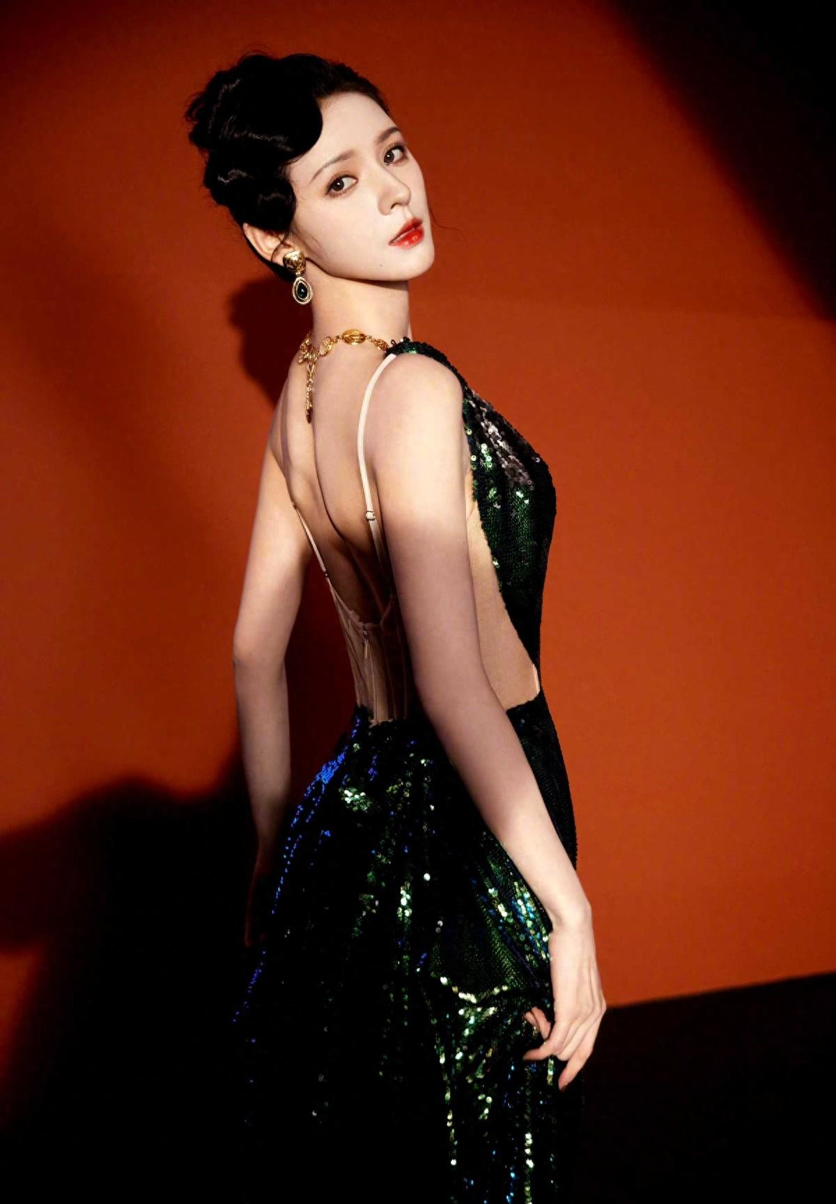 张予曦是"世界上最美丽的人",蕾丝裙身材高挑,魅力十足_很漂亮_风情