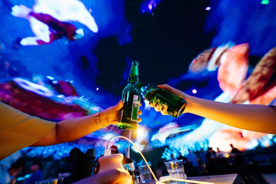 占地5000㎡打卡武汉首家裸眼vr球幕酒吧在宇宙中蹦迪喝酒拍照
