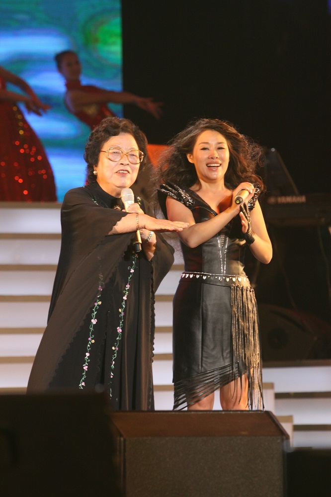 李雨儿演唱会破茧成蝶 "海啸音"震撼"母亲河"