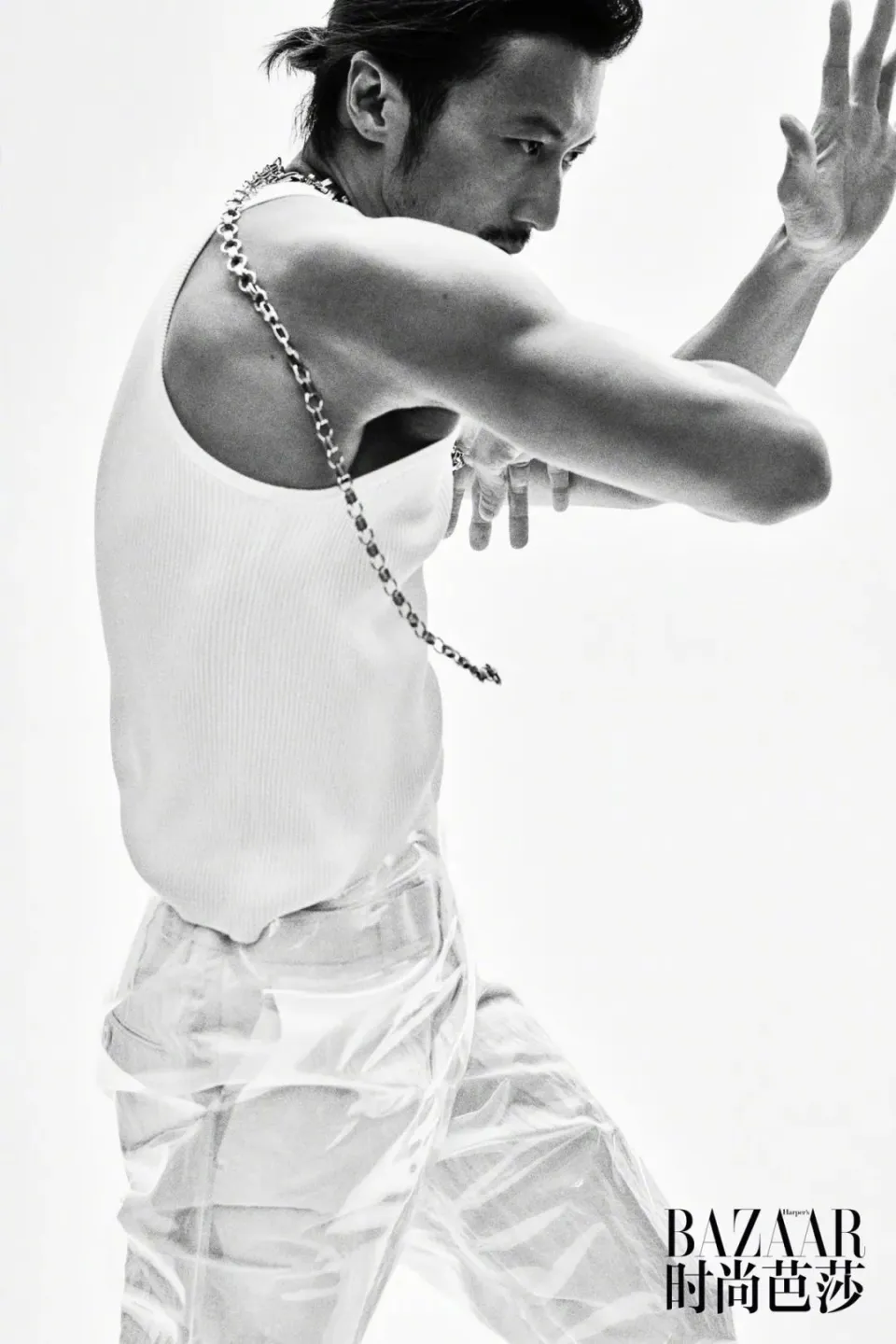影帝谢霆锋《时尚芭莎》封面大片,对镜展现健硕肌肉硬朗身手_腾讯新闻