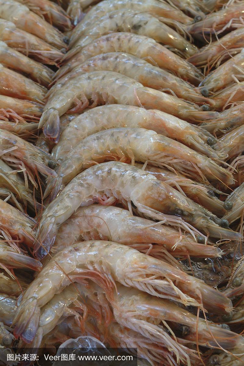 市场上的生虾.