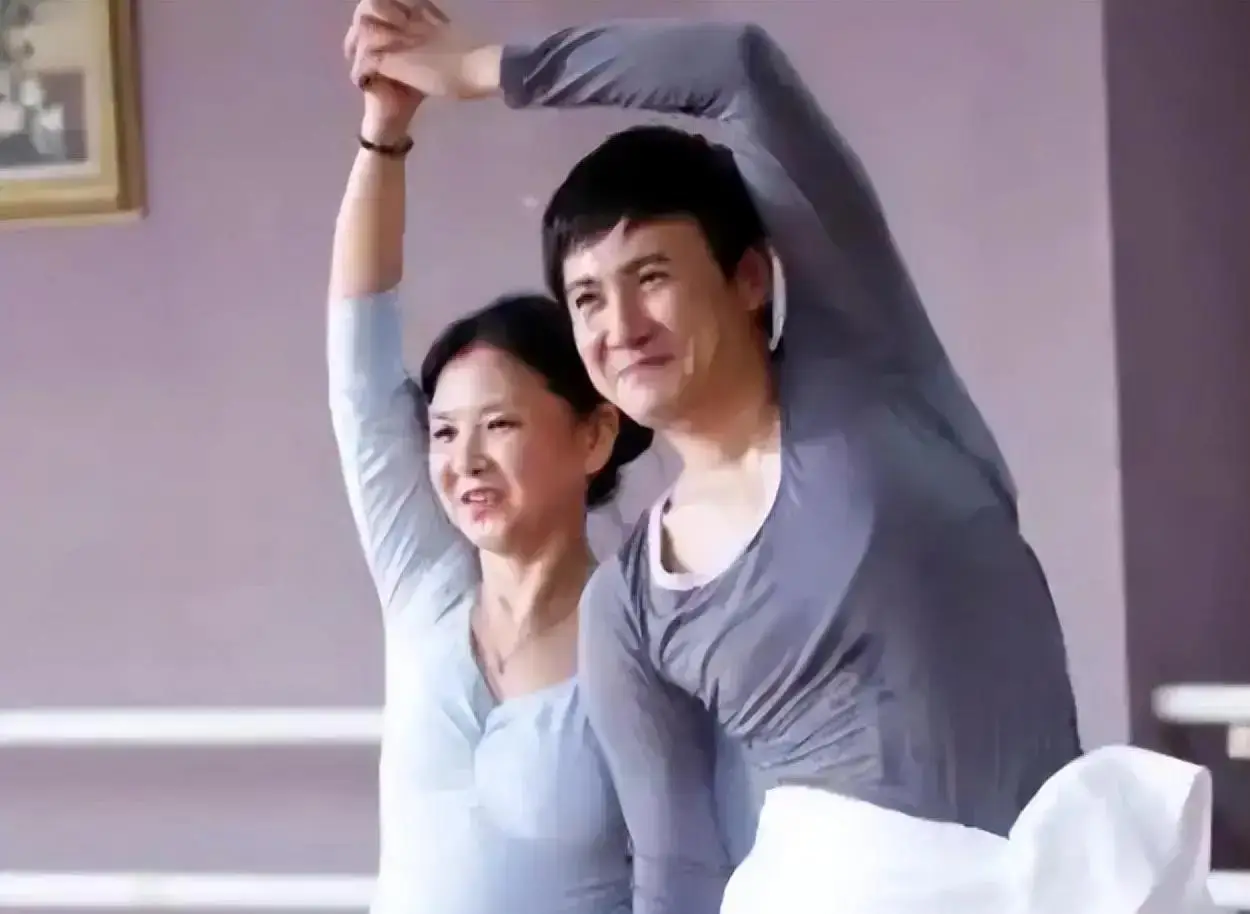 沈腾结婚8周年与妻儿温馨同框,5岁帅儿子变小胖墩,岳父母罕露面_王琦